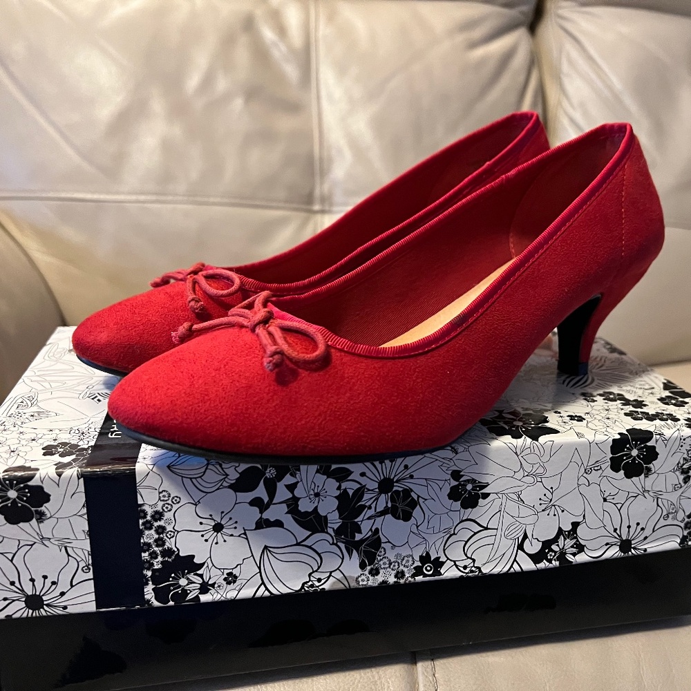 Red CL by Laundry Faux Suede heels sz 9